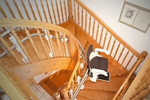 Treppenlift HIRO 160Q an Holztreppe