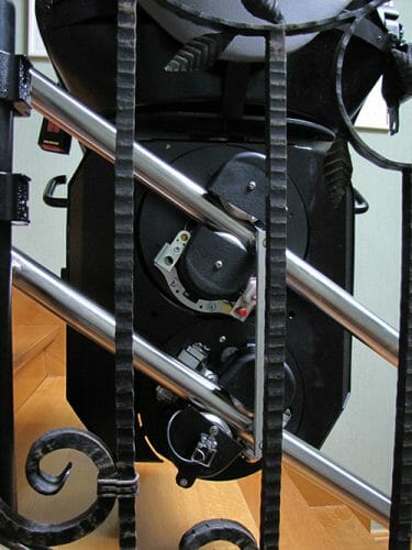 Ein Blick von hinten auf den Traktionsantrieb eines Treppenlifts