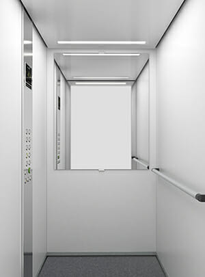In klassischem weiß gehaltene Aufzugskabine