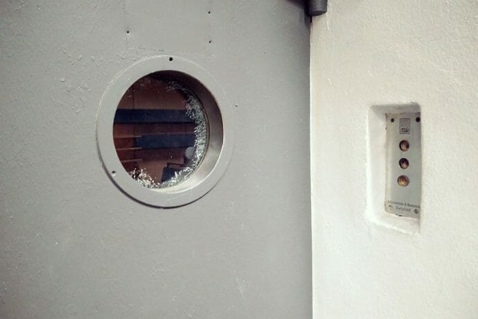 Ruftaster und Bullauge in der Aufzugstür