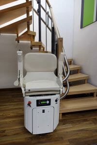 Ein HIRO-Treppenlift an einer KENNGOTT-Treppe.