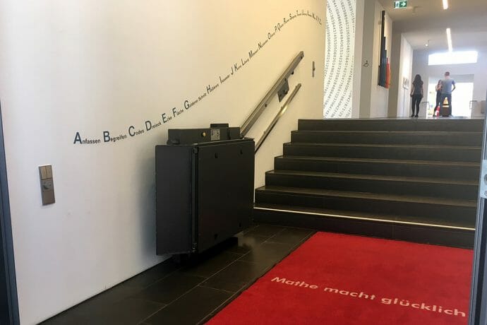Ein Plattform-Schrägaufzug von HIRO LIFT im Mathematikum Gießen.