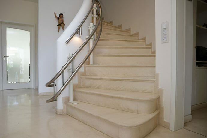 2018-06 - Fahrbahn-auf-einer-Marmortreppe Edelstahl-Fahrbahn eines Treppenlifts von HIRO LIFT auf einer Marmortreppe