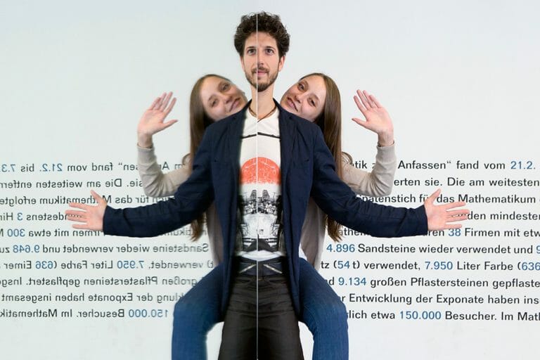 Das Exponat Faxenspiegel im Mathematikum Gießen.