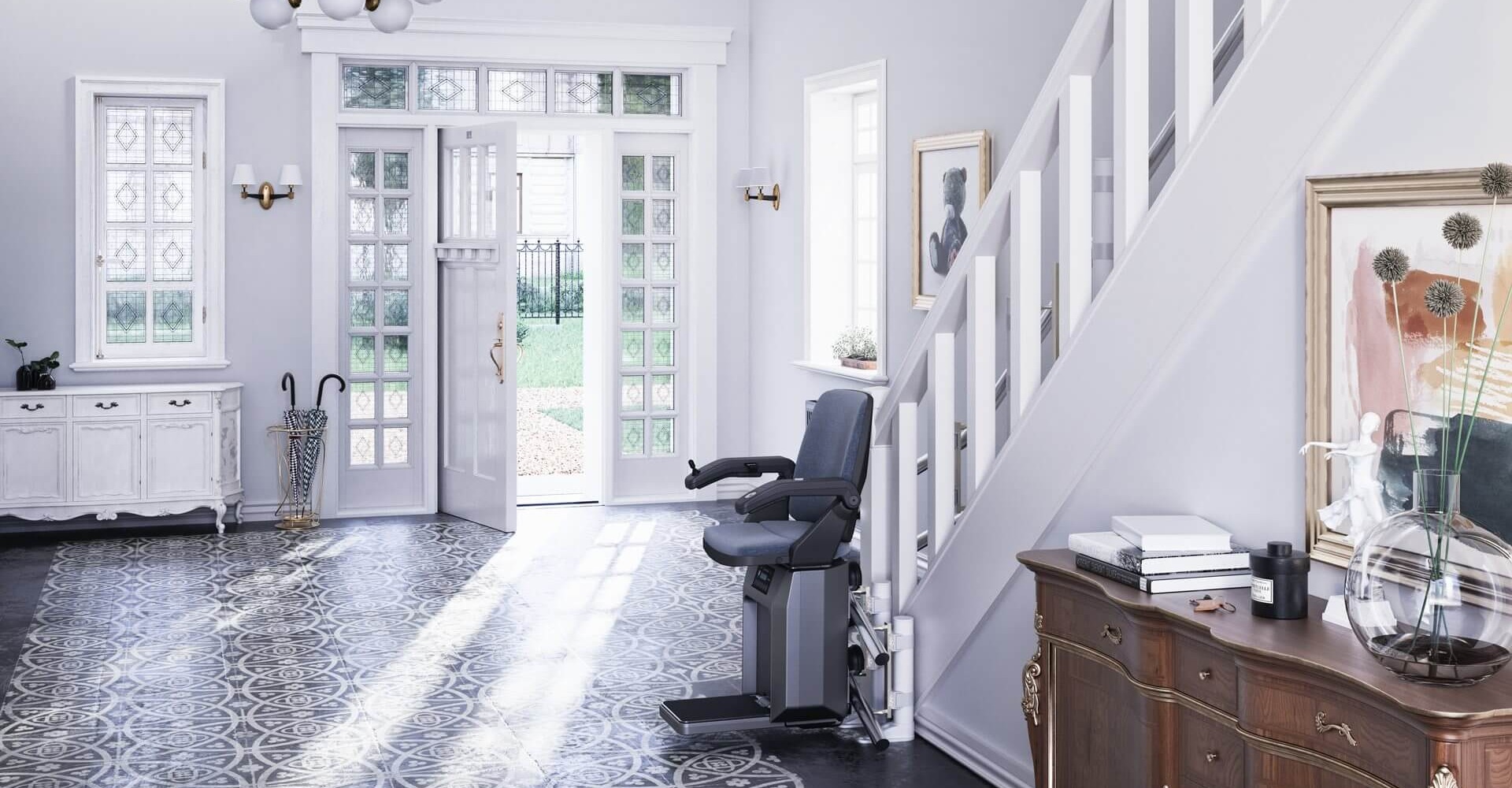 Heller Eingangsbereich mit modernen Möbeln, einer Treppe und großen Fenstern, die Tageslicht hereinlassen. Im Vordergrund steht ein bequemer Stuhl, während ein stilvolles Sideboard und ein antiker Schrank den Raum ergänzen.