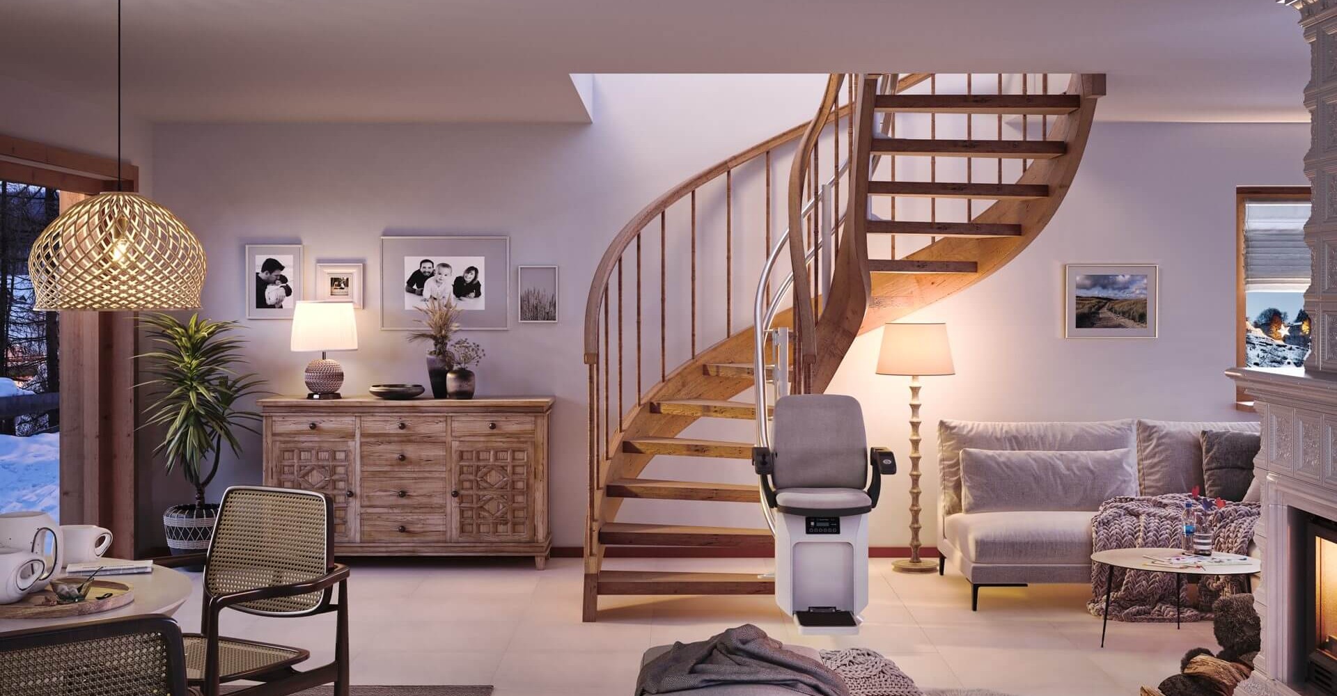 Helles Wohnzimmer mit geschwungener Holztreppe, gemütlicher Sitzecke und modernen Möbeln, dekoriert mit Pflanzen und Bildern an der Wand. Ein entspannender Raum mit einem warmen Ambiente.