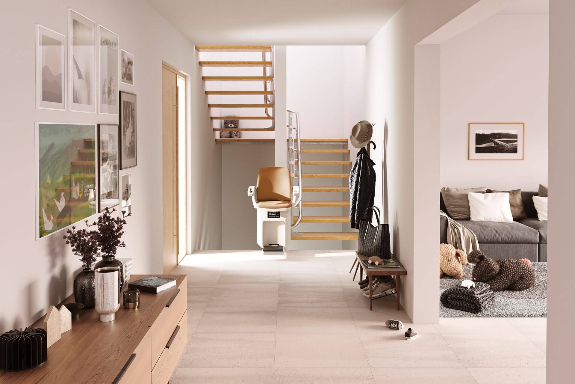 Heller Eingangsbereich mit moderner Treppe, gemütlichem Wohnzimmer und dekorativen Wandbildern. Der Raum ist stilvoll eingerichtet mit Holzkommode, Sitzgelegenheit und Accessoires.