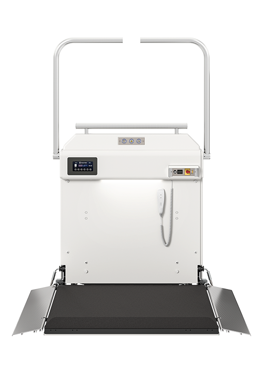HIRO_320_Aussen_EIn-Ausstiegposition_frontal_539x784px Hydraulische Plattform mit Bedienfeld und Sicherheitsgeländern, ideal für barrierefreien Zugang in öffentlichen Gebäuden. Die rutschfeste Oberfläche sorgt für Stabilität und Sicherheit beim Ein- und Aussteigen.