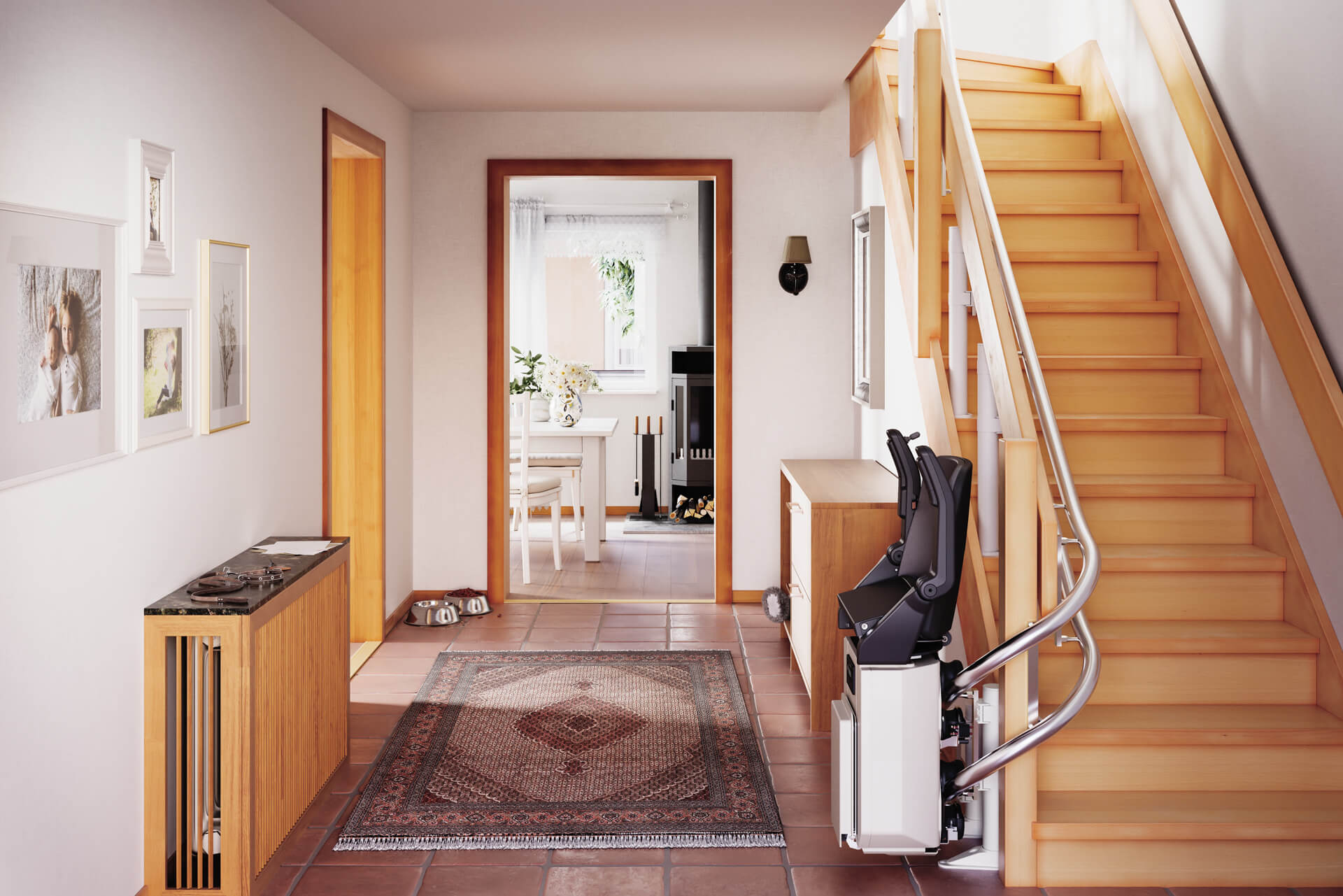2024_03_01_HIRO_ECO_Flur_Milieu_80er_Parkposition_1920x1281px Modernes Treppenhaus mit Holztreppe, hochwertigem Teppich und einem Treppenlift. Der Eingangsbereich ist hell und einladend, mit Bildern an der Wand und einem Sideboard. Im Hintergrund ist ein Blick in einen Wohnraum sichtbar.
