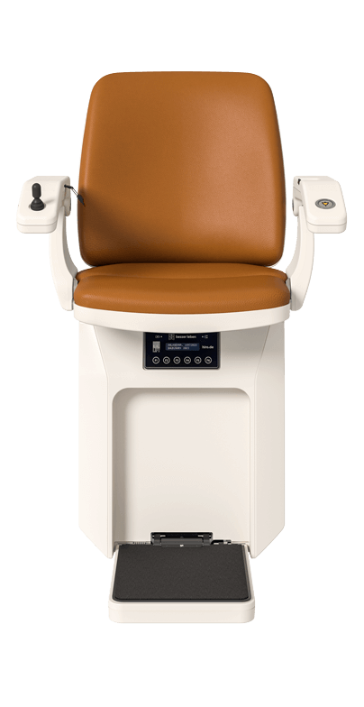 Moderne Zahnarztstuhl mit brauner Polsterung, Armlehnen und Bedienelementen für individuelle Einstellungen, geeignet für komfortable Behandlungen in der Zahnmedizin.